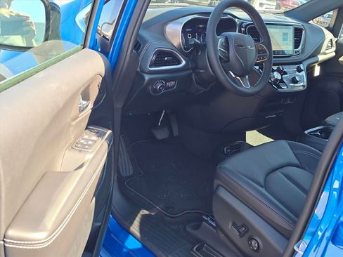 New 2026 Chrysler Pacifica Select image 4