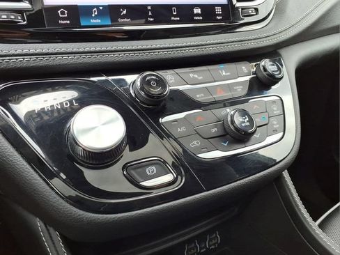 Used 2025 Chrysler Pacifica Limited FWD image 23