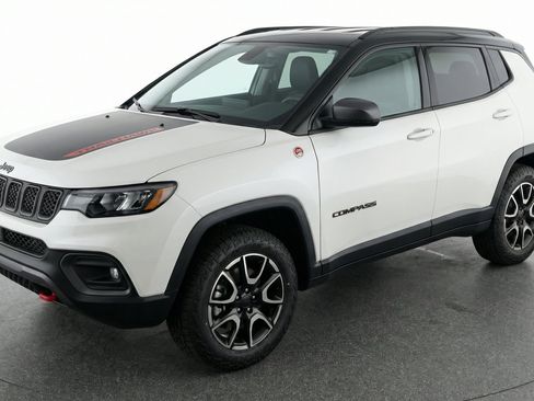 Used 2025 Jeep Compass Trailhawk AWD/4WD image 3