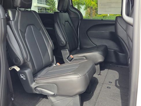 New 2026 Chrysler Pacifica Select image 10