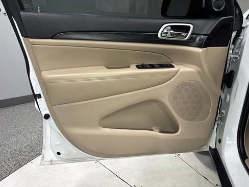Used 2019 Jeep Grand Cherokee Laredo AWD/4WD image 10