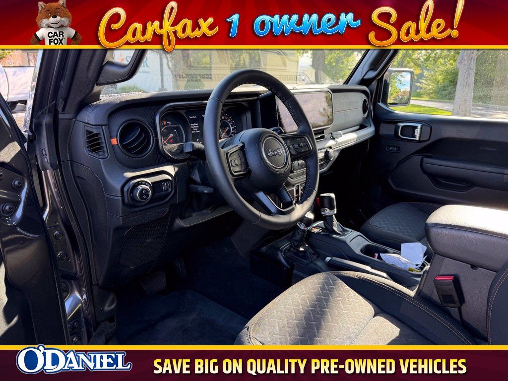 Used 2025 Jeep Gladiator Mojave w/ Convenience Group AWD/4WD image 4
