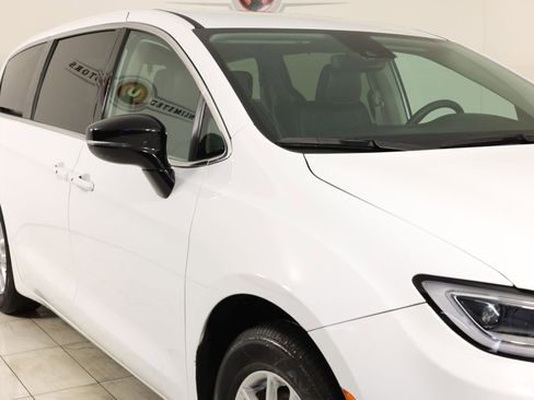 Used 2024 Chrysler Pacifica Touring-L FWD image 39