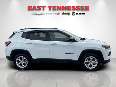 Used 2024 Jeep Compass Latitude AWD/4WD image 2
