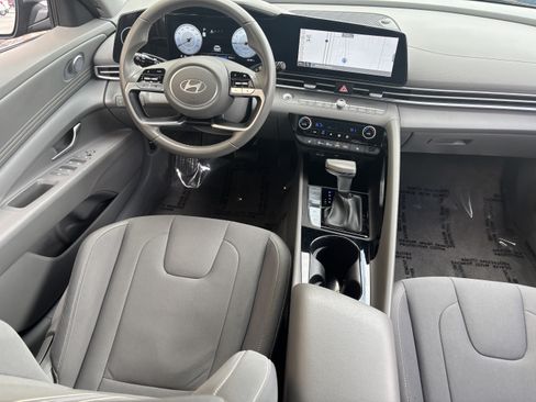 Used 2025 Hyundai Elantra SEL FWD image 18