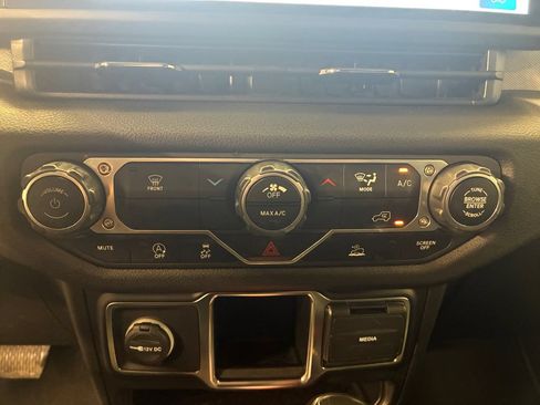 Used 2024 Jeep Wrangler Unlimited Sport AWD/4WD image 17