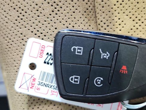 Used 2025 Chevrolet Equinox ACTIV w/ Convenience Package III image 33