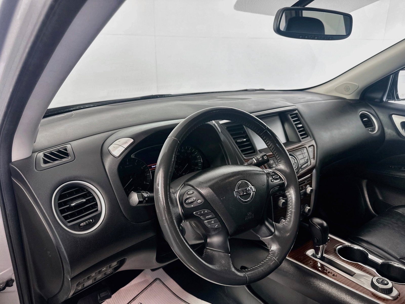 Used 2017 Nissan Pathfinder Platinum AWD/4WD image 9