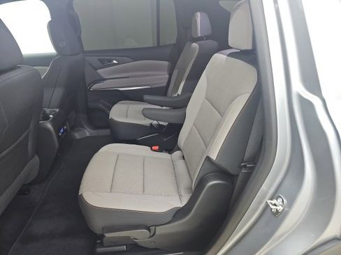 Used 2025 Chevrolet Traverse LT image 6
