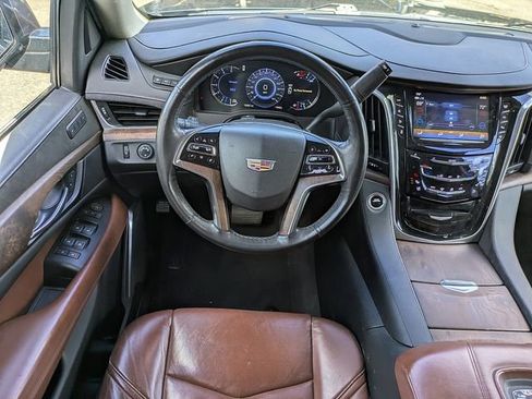 Used 2020 Cadillac Escalade Luxury image 17