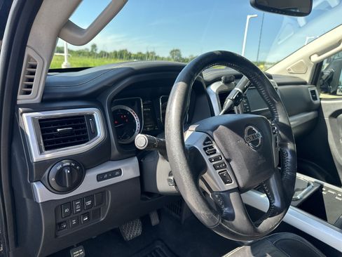 Used 2016 Nissan Titan PRO-4X w/ Pro-4x Convenience Package AWD/4WD image 18