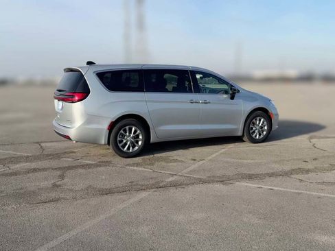 New 2026 Chrysler Pacifica Limited image 13