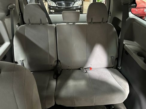 Used 2019 Toyota Sienna L w/ Carpet Mat Package image 46