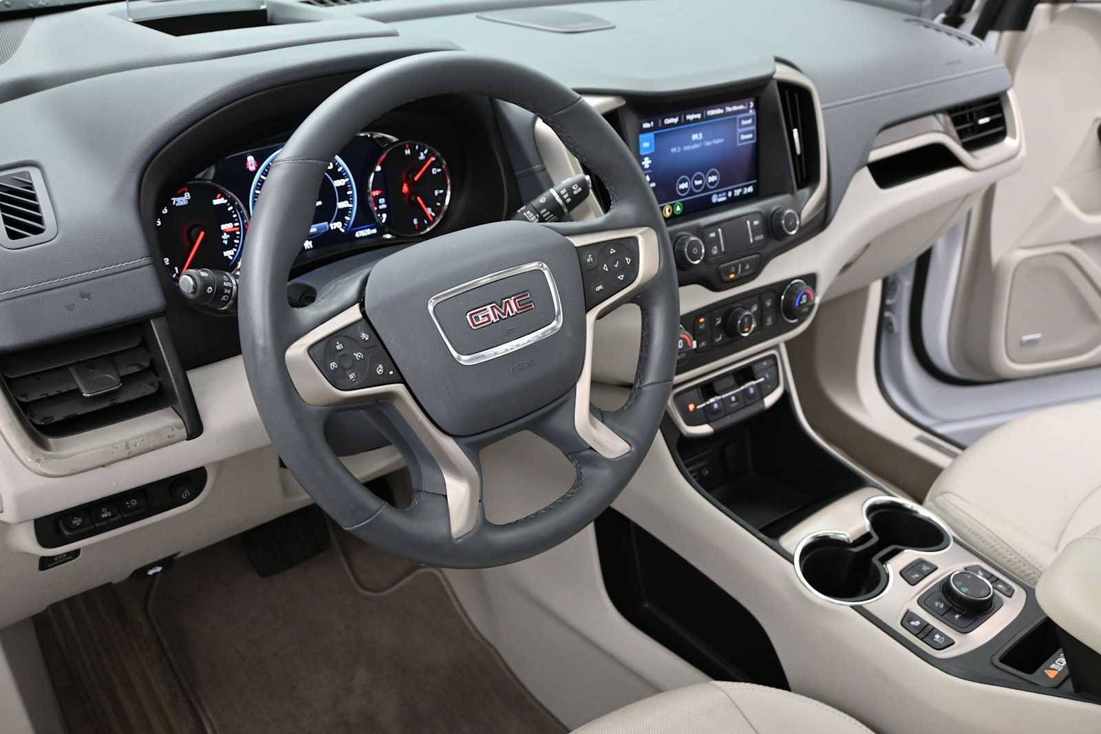 Used 2024 GMC Terrain Denali w/ Denali Premium Package AWD/4WD image 10