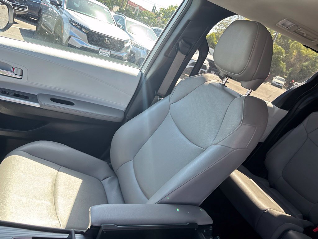 Used 2025 Toyota Sienna XLE FWD image 18