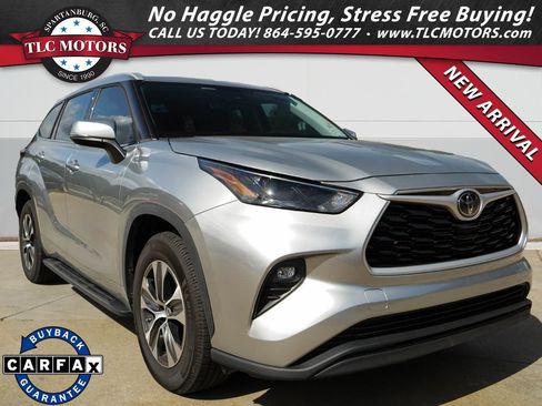 Used 2022 Toyota Highlander XLE FWD image 1