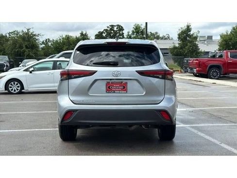 Certified 2025 Toyota Highlander LE FWD image 7