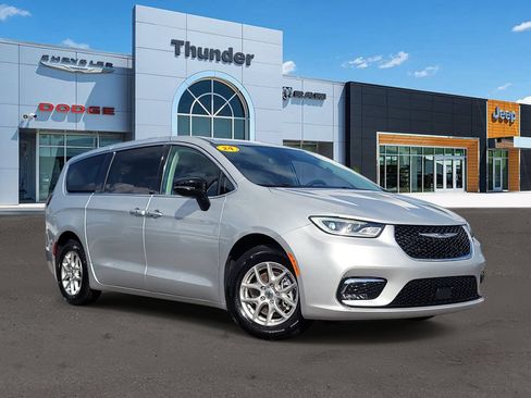 Used 2024 Chrysler Pacifica Touring-L FWD image 1
