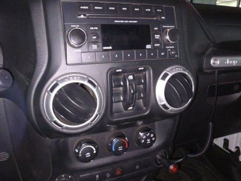 Used 2014 Jeep Wrangler Unlimited Sahara image 11