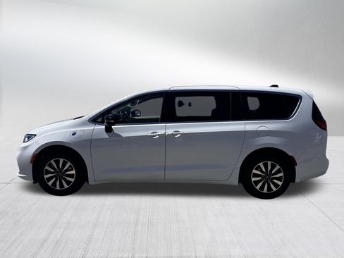 Used 2024 Chrysler Pacifica Limited FWD image 4