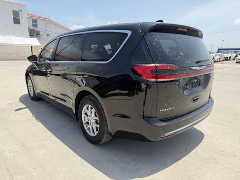 Used 2024 Chrysler Pacifica Touring-L FWD image 2