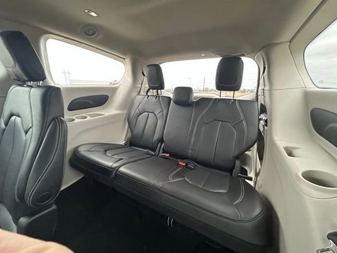 Used 2023 Chrysler Pacifica Touring-L image 30