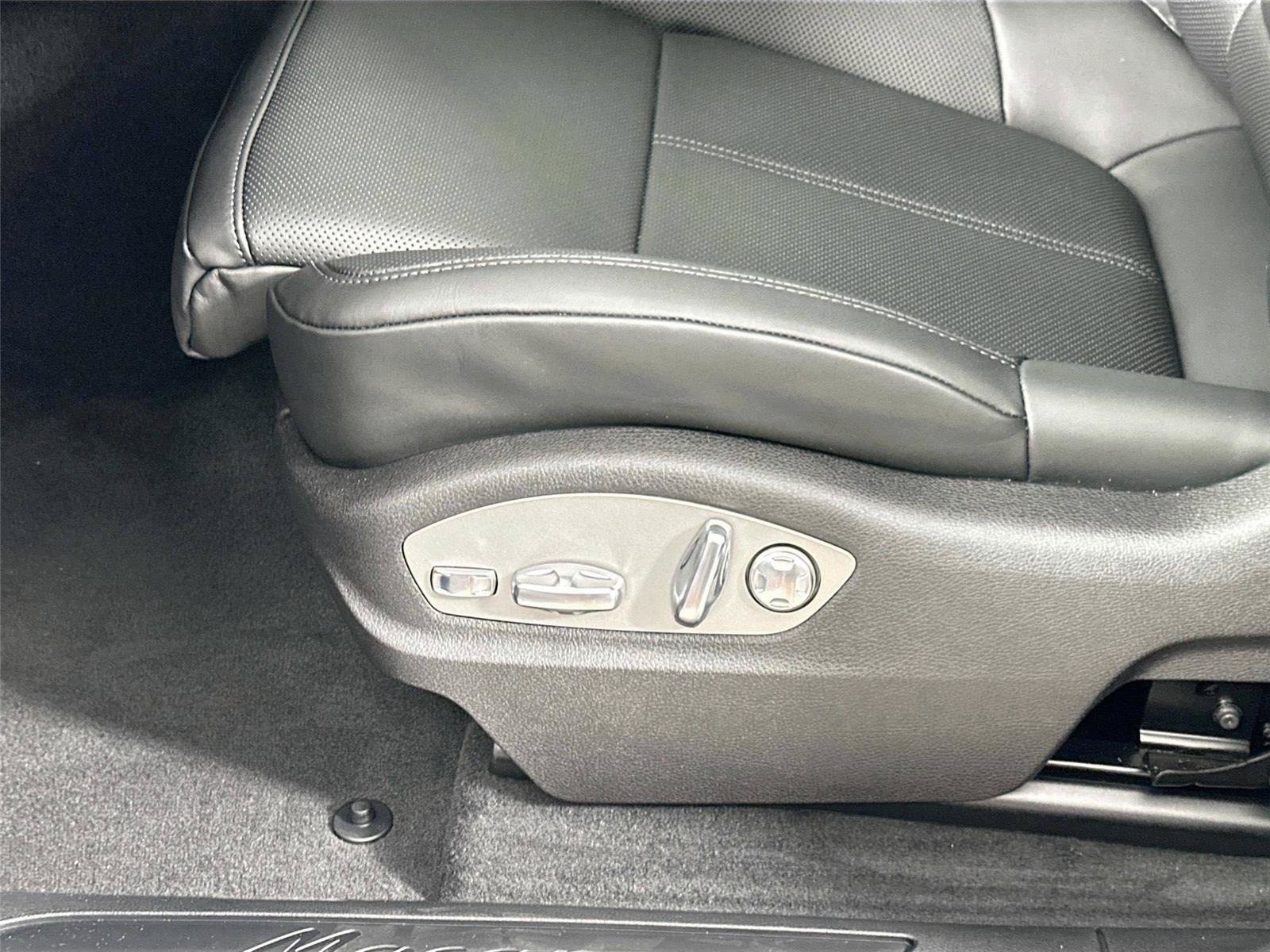Certified 2026 Porsche Macan AWD/4WD image 34