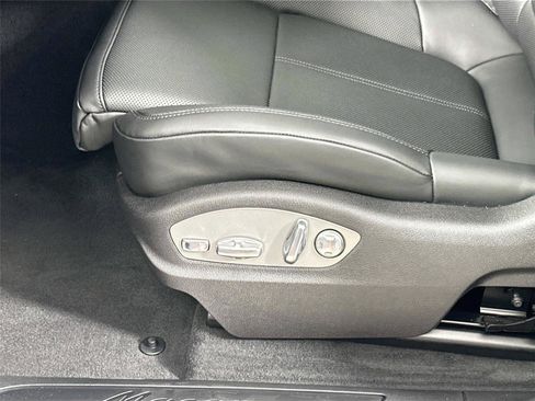 Certified 2026 Porsche Macan AWD/4WD image 34