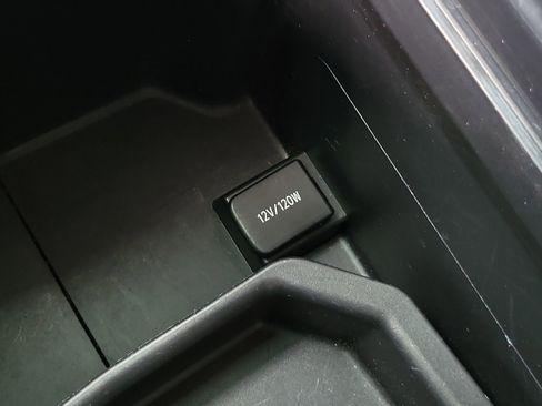 Used 2018 Toyota Highlander LE FWD image 8