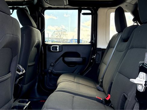 Used 2018 Jeep Wrangler Unlimited Sport image 17