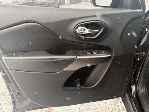 Used 2019 Jeep Cherokee Latitude w/ Cold Weather Group image 29