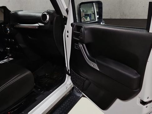 Used 2015 Jeep Wrangler Unlimited Sahara w/ Connectivity Group AWD/4WD image 19