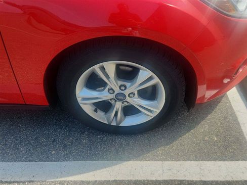 Used 2014 Ford Focus SE FWD image 2