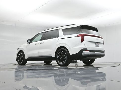 Used 2025 Kia Carnival EX image 3