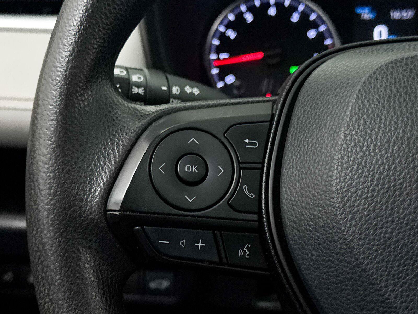 Used 2020 Toyota RAV4 XLE w/ Convenience Package FWD image 33