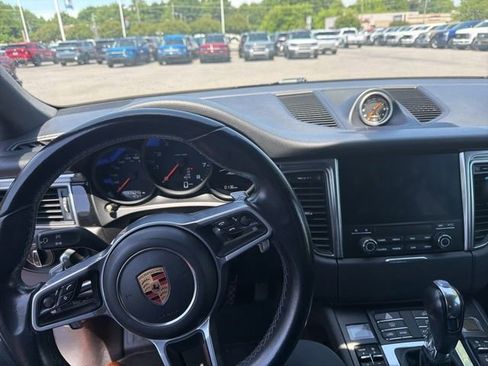 Used 2018 Porsche Macan AWD/4WD image 11