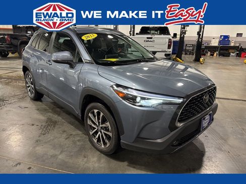 Used 2023 Toyota Corolla Cross XLE image 1