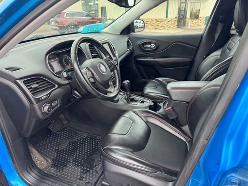 Used 2019 Jeep Cherokee Trailhawk w/ Cold Weather Group AWD/4WD image 5