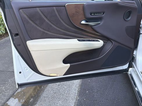 Used 2018 Lexus LS 500 w/ Accessory Package (Z2) image 10