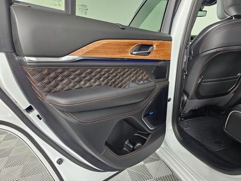 New 2026 Jeep Grand Cherokee Summit w/ Obsidian Package AWD/4WD image 33