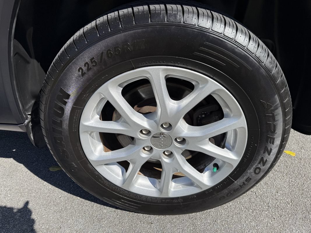Used 2015 Jeep Cherokee Latitude w/ Cold Weather Group AWD/4WD image 12
