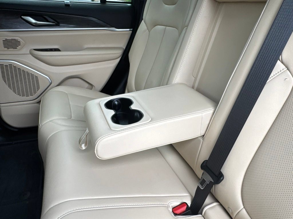 Used 2025 Jeep Grand Cherokee Limited w/ Luxury Tech Group II AWD/4WD image 27