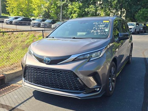 Used 2022 Toyota Sienna XSE FWD image 3