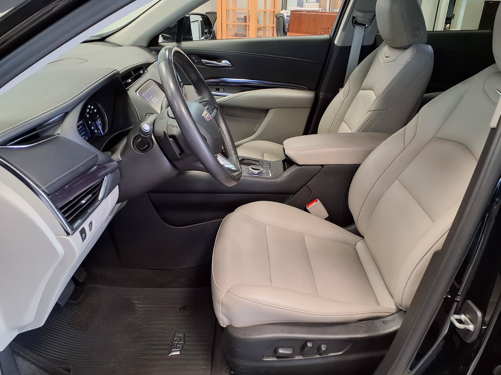 Used 2023 Cadillac XT4 Luxury w/ Cold Weather Package AWD/4WD image 21