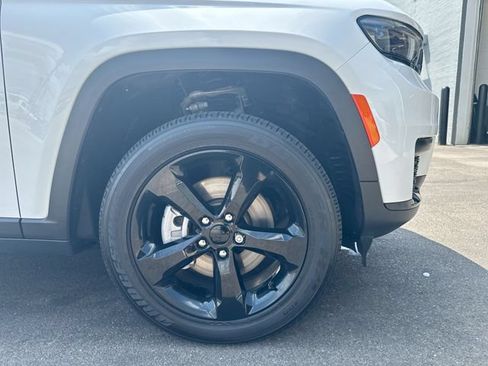 Used 2023 Jeep Grand Cherokee L Laredo AWD/4WD image 12