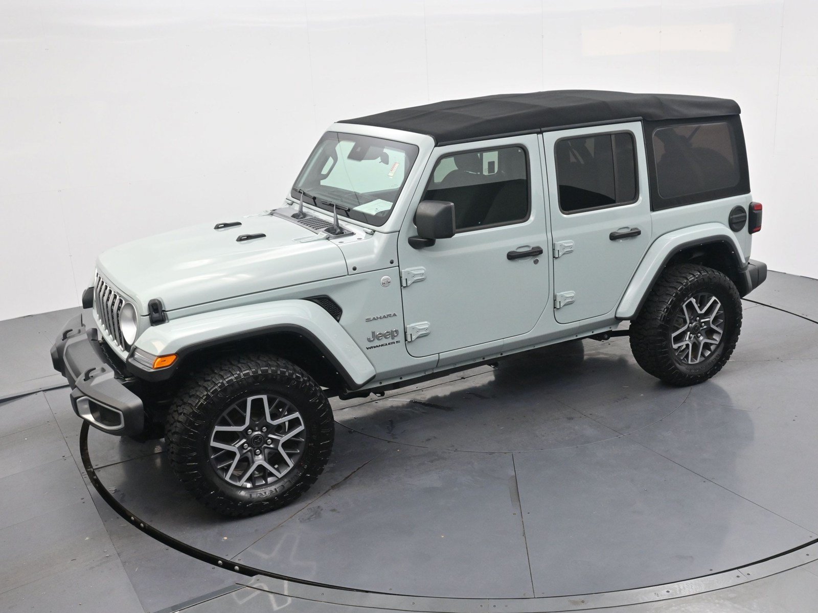 Used 2024 Jeep Wrangler Unlimited Sahara w/ Safety Group AWD/4WD image 16