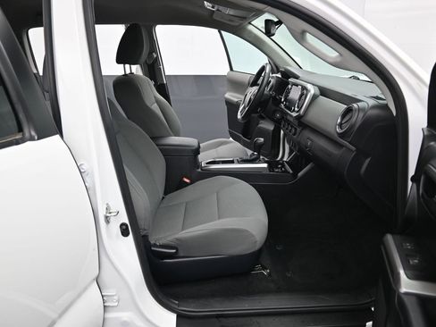 Certified 2022 Toyota Tacoma SR5 AWD/4WD image 30