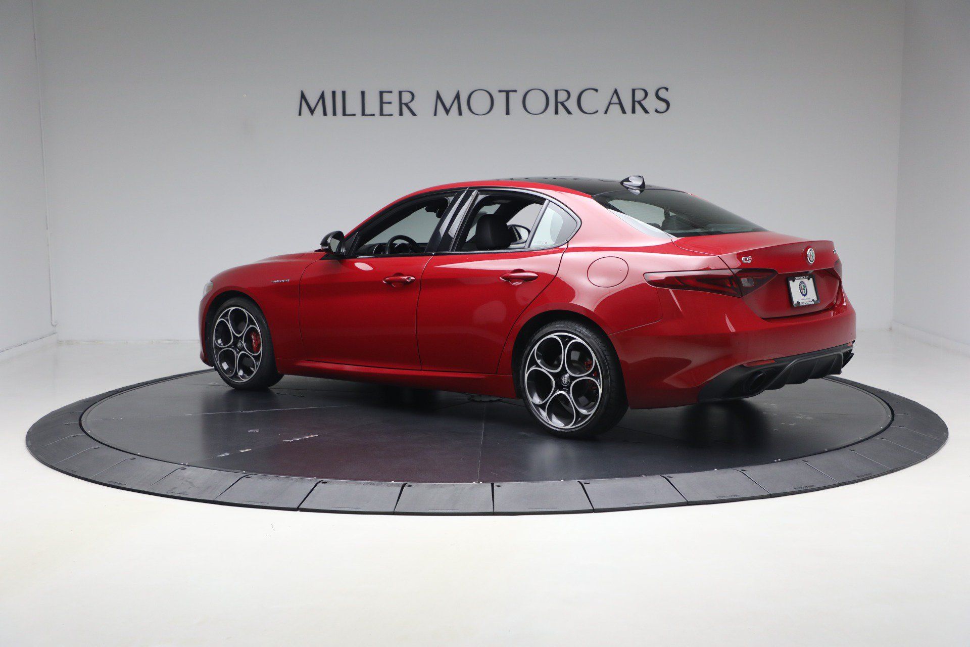Used 2023 Alfa Romeo Giulia Veloce AWD/4WD image 4