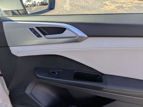 Used 2025 Volkswagen Taos SE image 29