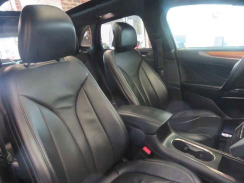 Used 2018 Lincoln MKC Reserve w/ Lincoln MKC Climate Package image 28